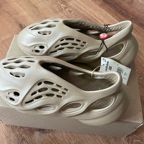 Yezzy Foam Runner Taupe Size 8 - Picture 8 of 8